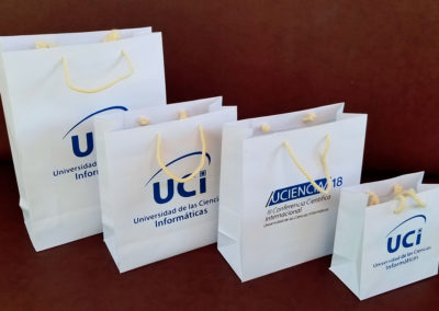 Papelería: bolsas de papel para la Universidad de Ciencias Informáticas (UCI)